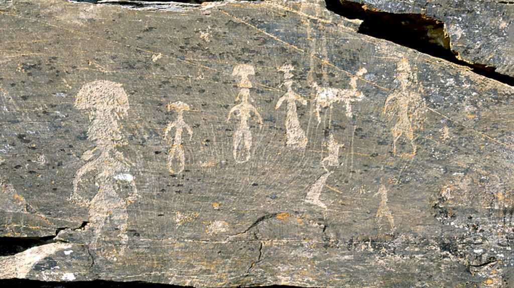 Personnages humanoïdes portant des coiffes rappelant les chapeaux de champignons, Pegtymel, Russie